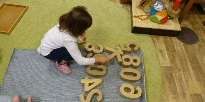 Arbeiten mit dem Montessori-Material im Kinderhaus